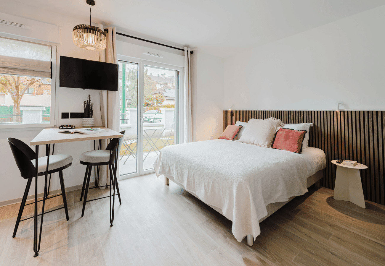 Suite moderne et spacieuse de Neostelia à Annecy, offrant un service haut de gamme et un confort personnalisé.